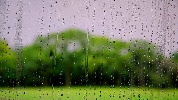 雨滴落在玻璃上