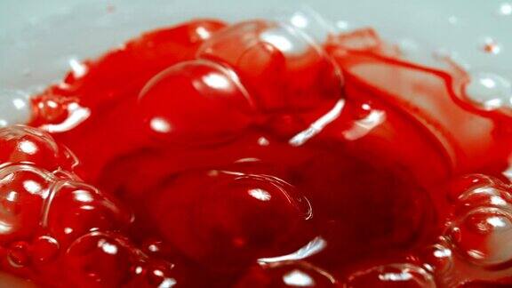 视频粘性泡沫红色液体特写