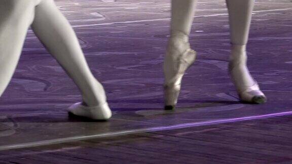 芭蕾舞用脚尖跳舞