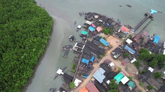 无人机拍摄的泰国攀牙班三庄泰渔村日出场景