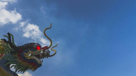 时间流逝:中国龙雕塑与移动的云背景