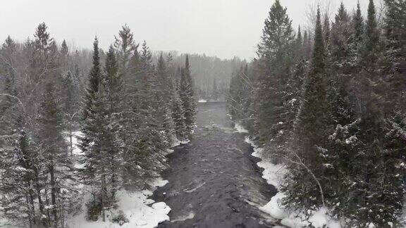 鸟瞰冬季Kiamika河劳伦提斯魁北克加拿大