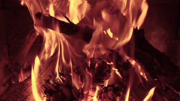 在舒适的砖砌壁炉气氛中木头慢慢地燃烧着橙色的火焰