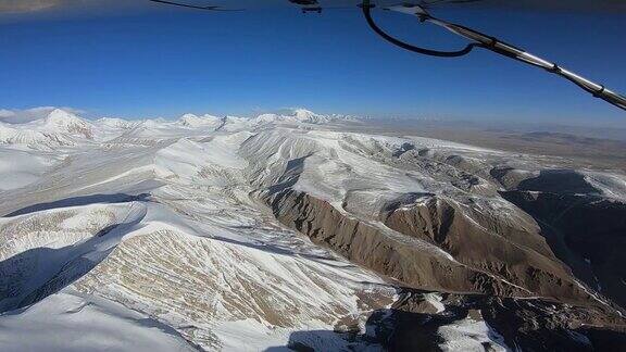 飞机飞越喜马拉雅山脉