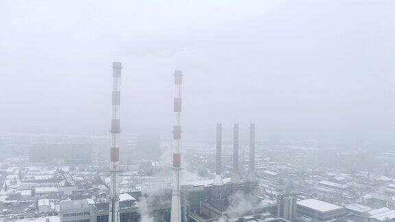冬季多雾的火电厂烟囱