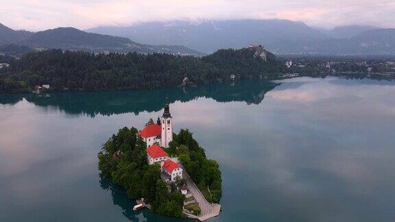 斯洛文尼亚流血湖的日出高山湖岛上有教堂无人机实时视图