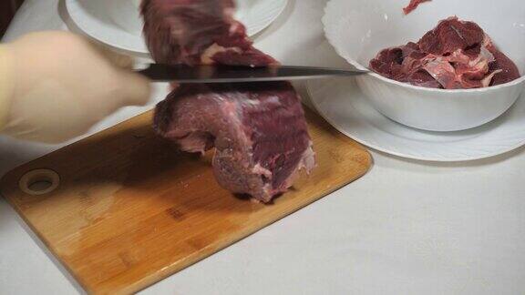 切野鹿的肉深加工生肉在木板上切割
