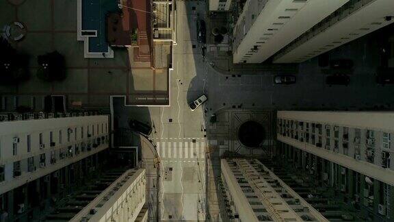 俯视图无人机在高层公寓楼之间和上面飞行