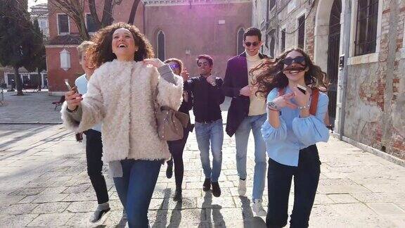 意大利千禧一代的学生在威尼斯-意大利