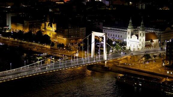匈牙利令人惊叹的圣斯蒂芬大教堂和铁链桥