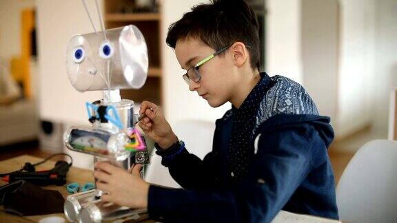小男孩工程师制造机器人