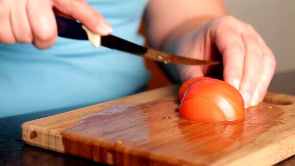 切西红柿做沙拉