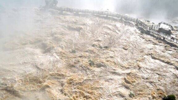 伊瓜苏瀑布和桥的急流