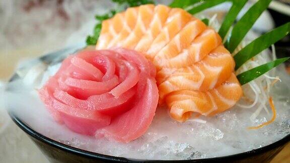 日式生鱼片(鲑鱼金枪鱼)和干冰烟熏