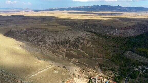 鸟瞰图飞越岩石村庄IhlaraVadisi在Aksaray土耳其