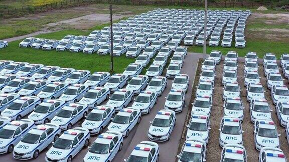 许多交通俄罗斯道路警察站在停车场鸟瞰图一模一样的警车停在停车场