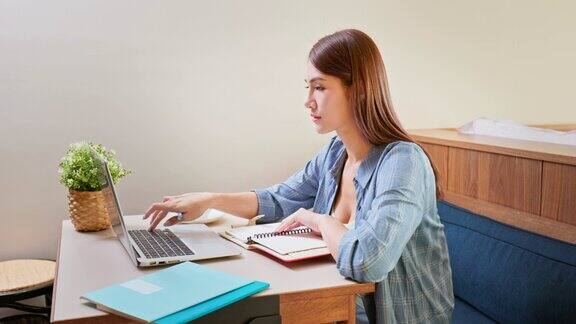 女子用笔记本电脑在线学习