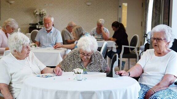 一群老年人在敬老院玩宾果游戏