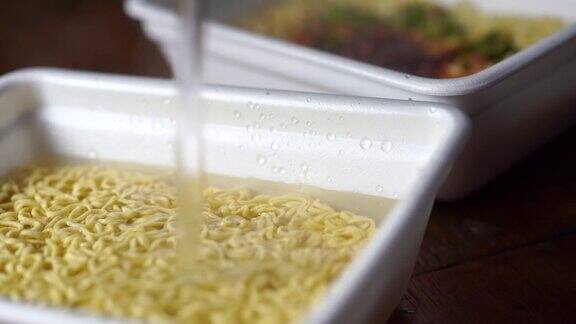 准备方便面碗里的黄面条泰国菜或中国菜将意大利面条放入沸水中倒入方便面