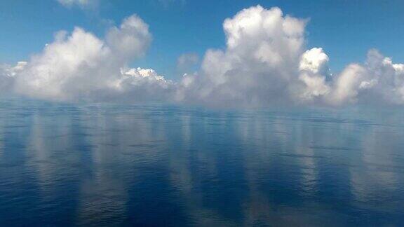 塞舌尔平静的蓝色海面上的云朵反射