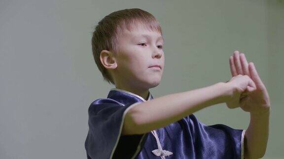 少年在武术中通过握拳来表现传统问候武术