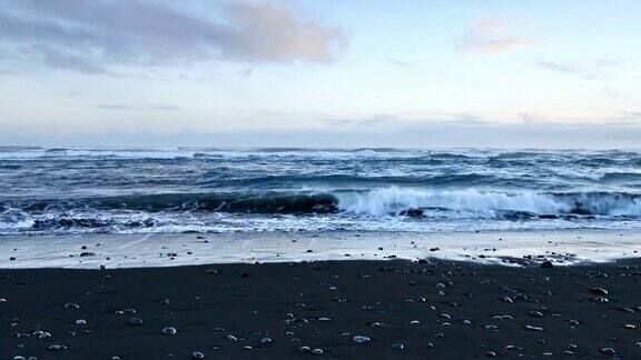 冰岛Jokulsarlon黑沙钻石海滩上的冰川冰