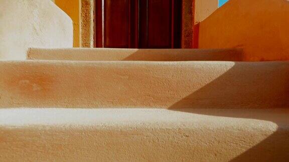一个带有黄色楼梯的传统地中海房屋的建立镜头