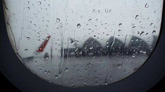 从机场窗口拍摄的下雨航班延误照片