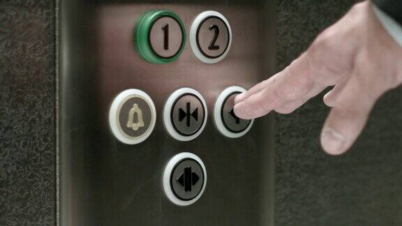 一名男子按下按钮打开电梯门