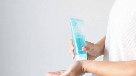 软焦点妇女用酒精凝胶或抗菌肥皂洗手后使用公共厕所卫生概念以避免感染冠状病毒与复制空间