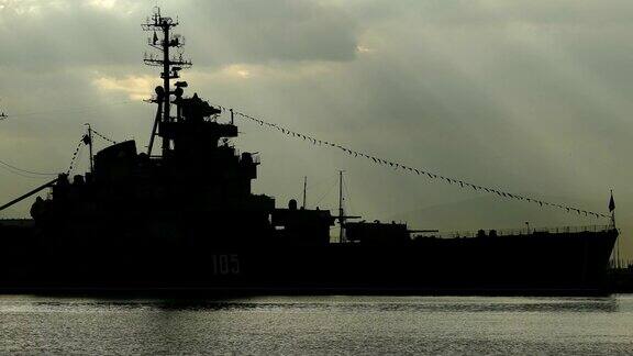 黎明时分冷战时期一艘战舰的剪影