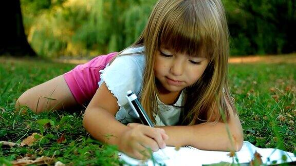 小女孩在大自然中画画