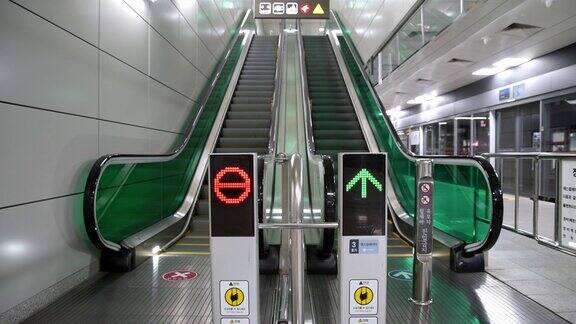 方向标志灯指示自动扶梯的运行方向首尔韩国
