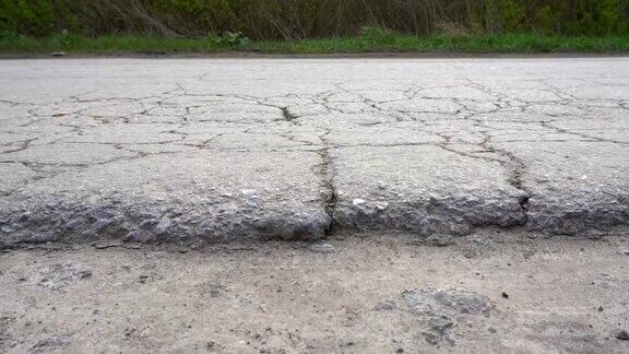 柏油路破裂特写