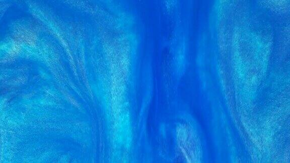 4k墨水在水里蓝墨水在水中产生反应创造抽象的背景