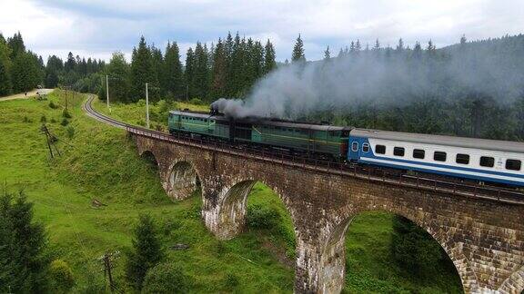 老旧的柴油列车沿着铁路车道行驶山林美景秀丽