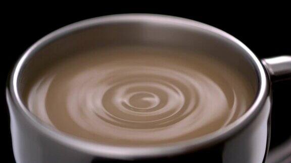 咖啡滴在杯子里起涟漪慢镜头