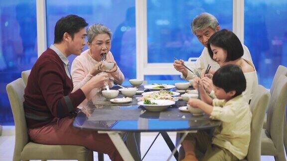 亚洲华人家庭在春节期间在家吃团圆饭