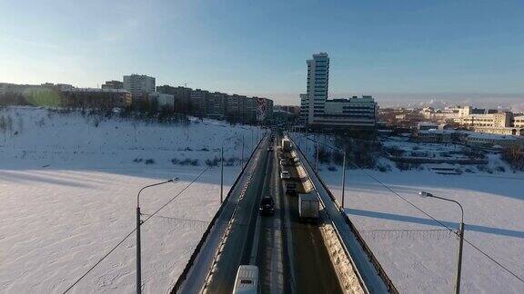 Vyatka河上公路桥的冬季航拍照片