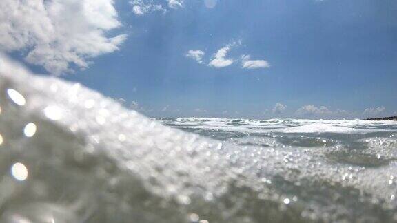 海浪拍打着布满岩石的海滩