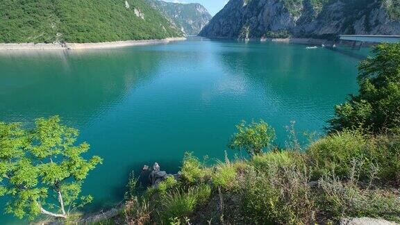 在黑山的皮瓦湖(PivskoJezero)的夏天景色