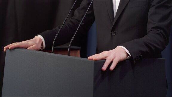一名政客在辩论演讲时做手势的特写