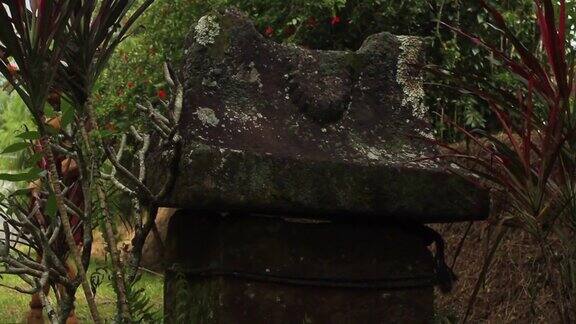 雕刻在瓦鲁加石顶部的古代手稿石棺古老的墓碑几百年前北苏拉威西岛的米纳哈山