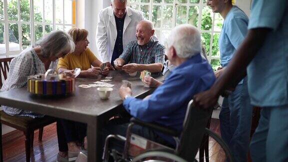 一群老人在下午茶时间打牌