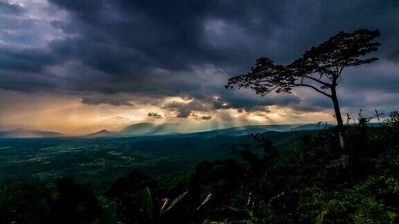 云移动和阳光在下雨前泰国热带雨林