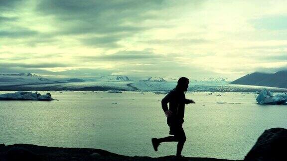 沿着冰川泻湖跑步的人
