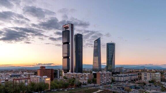 西班牙马德里时间流逝4K城市日夜日落时间流逝在金融区四塔