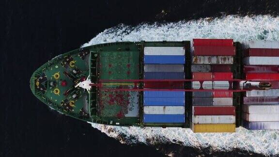 海参崴一艘载着集装箱的货船顶部鸟瞰图