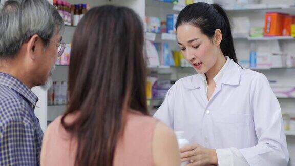 女医生在药店与顾客交谈她向顾客解释药品