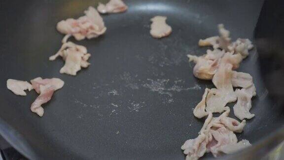 在家里用平底锅煮猪肉
